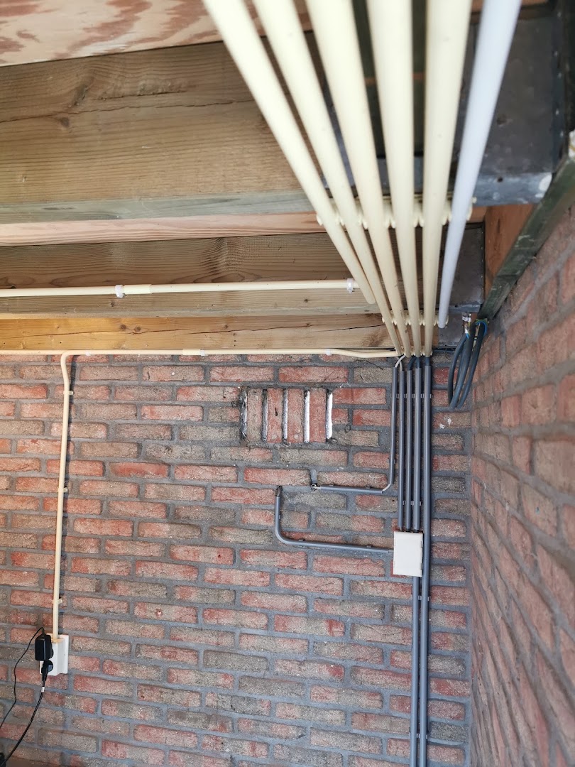 Leidingwerk voor nieuwe elektra tijdens een verbouwing