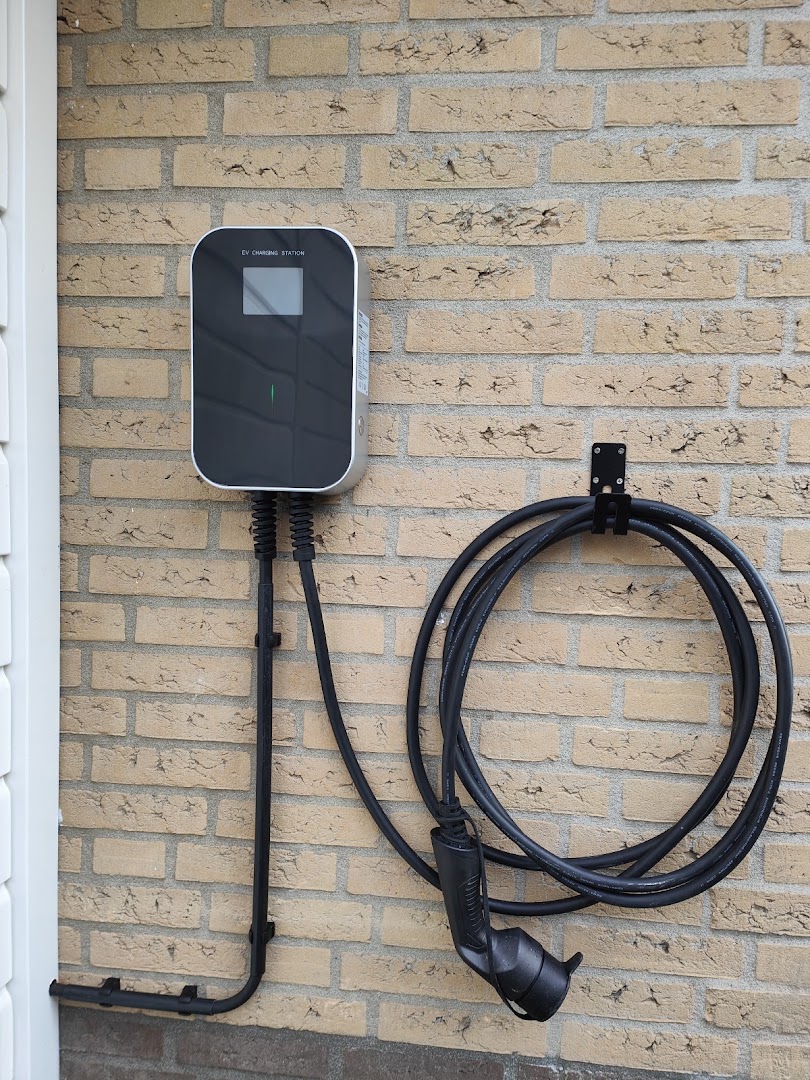 Laadpaal voor een elektrische auto aan de buitenmuur