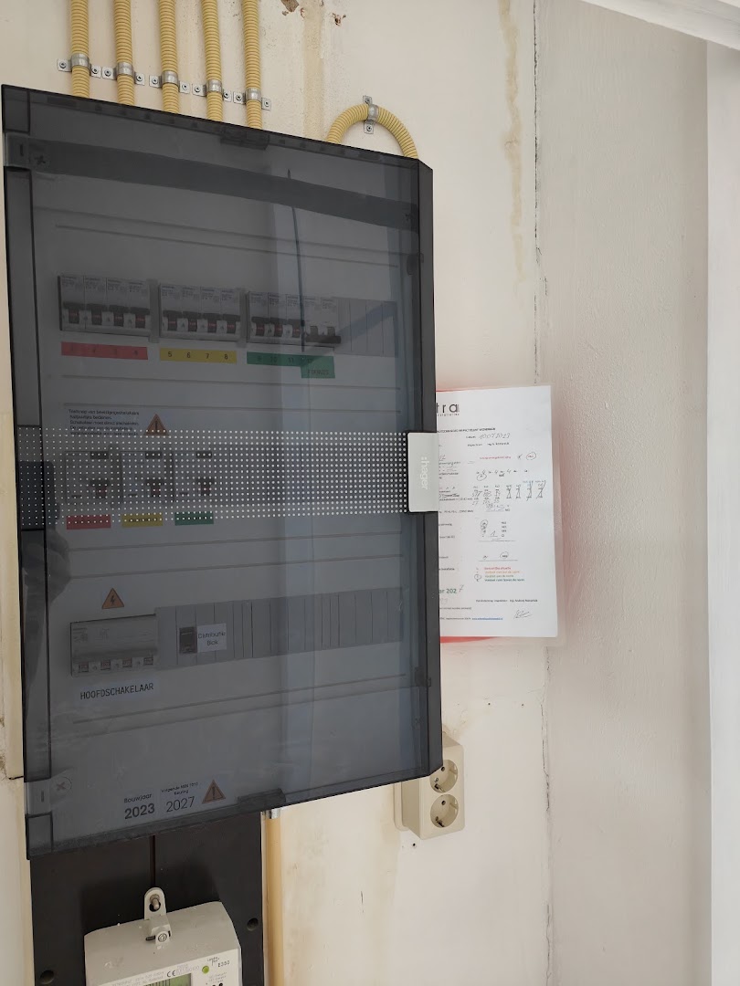 Groepenkast van Attema met hoofdschakelaar en inspectierapport